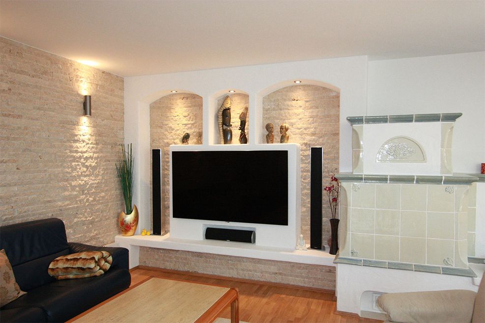 Mauerverblender in einem Wohnzimmer in creme und Spots an den Wänden