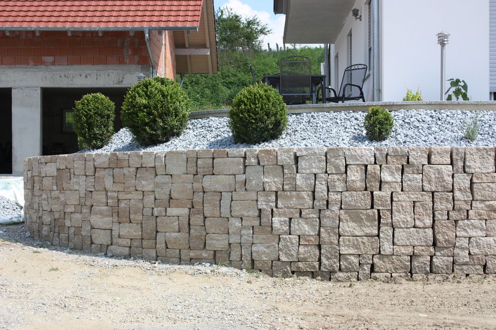 Beispiele für Gartengestaltung mit Natursteinmauern.